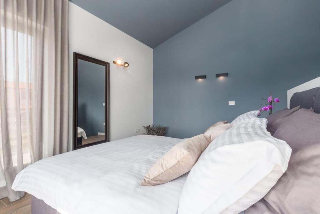 Marcante - Designer, Romantic Pool View Apartment *