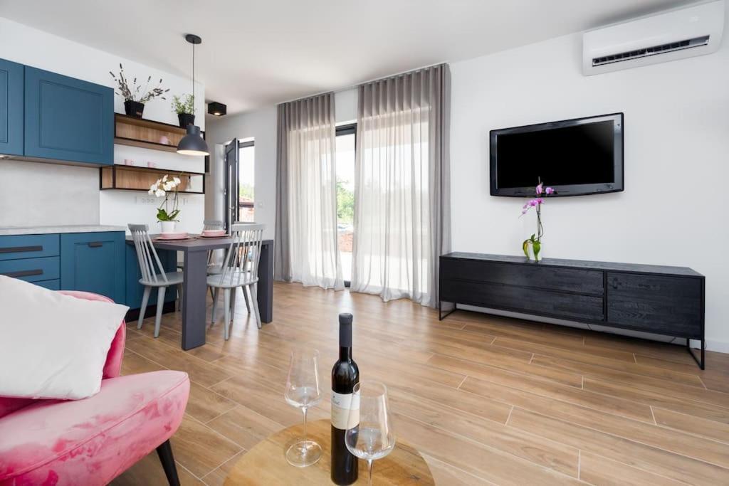 Marcante - Designer, Romantic Pool View Apartment *
