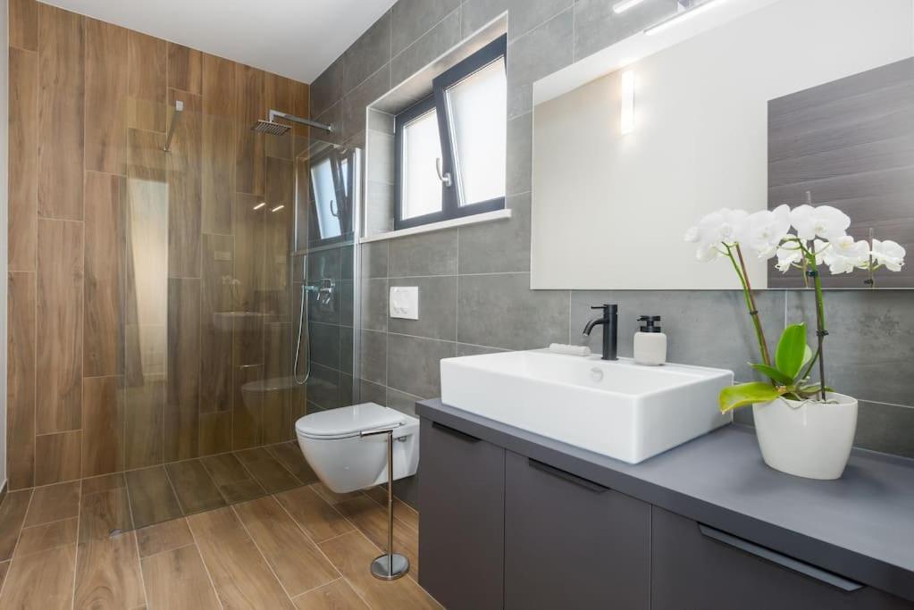 Marcante - Designer, Romantic Pool View Apartment Porec